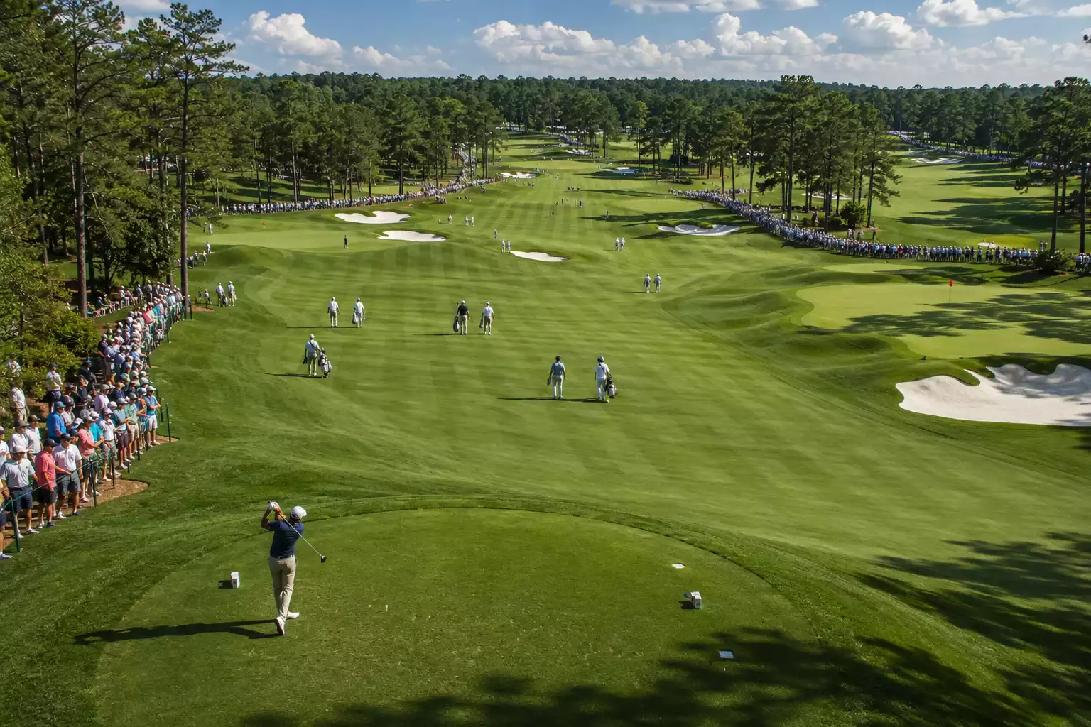 Großes Spielerfeld auf dem Fairway eines Major-Golfturniers